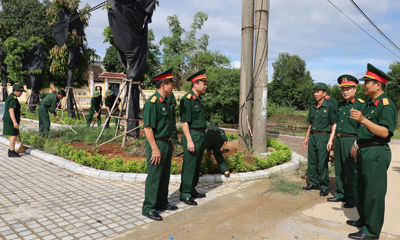 Lãnh đạo Hội CCB tỉnh thăm hỏi, động viên cán bộ, hội viên CCB huyện Lệ Thủy tích cực tham gia xây dựng nông thôn mới.