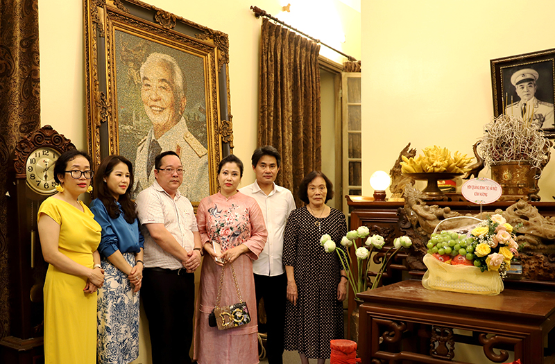 Những người con Quảng Bình đến thắp hương nhân 10 năm ngày mất của Đại tướng Võ Nguyên Giáp.