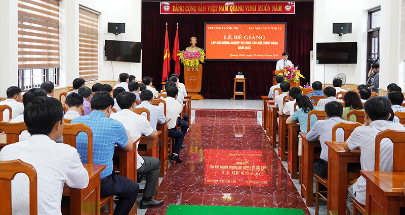 Quang cảnh lễ bế giảng.