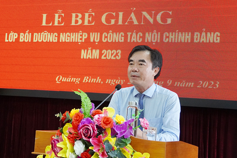  Đồng chí Trưởng ban Nội chính Tỉnh ủy Nguyễn Lương Bình phát biểu chỉ đạo tại lễ bế giảng.