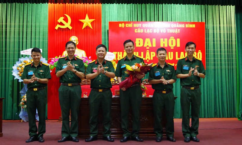 Đại tá Hoàng Xuân Đông, Phó chỉ huy trưởng, tham mưu trưởng Bộ Chỉ huy Quân sự tỉnh tặng hoa chúc mừng Ban Chủ nhiệm và Ban kiểm tra vừa được Đại hội bầu cử.
