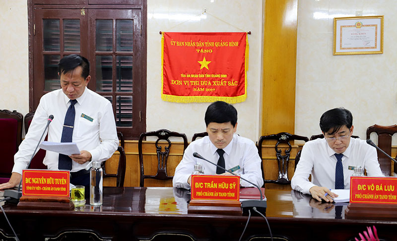 Đồng chí Nguyễn Hữu Tuyến, Tỉnh ủy viên, Chánh án TAND tỉnh đặt vấn đề tại hội nghị.