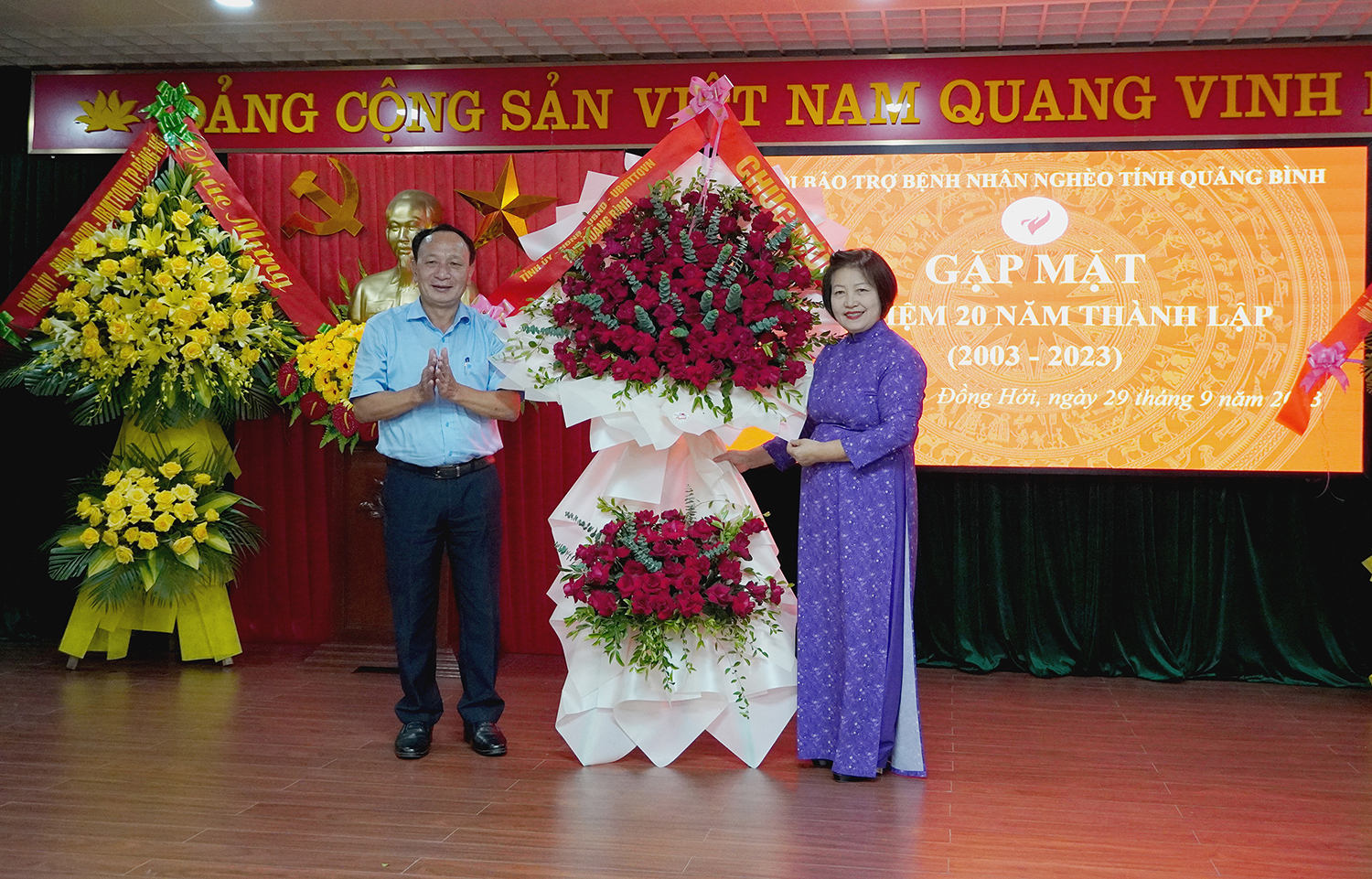 Đồng chí Phó Bí thư Thường trực Tỉnh ủy Trần Hải Châu phát biểu chúc mừng 20 năm thành lập Hội BTBNN tỉnh Quảng Bình. 