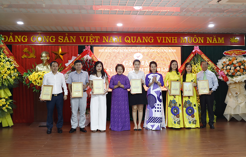 Hội đồng hương Quảng Bình tại Hà Nội và một số tổ chức, doanh nghiệp đã trao tiền hỗ trợ cho bệnh nhân nghèo tỉnh Quảng Bình.