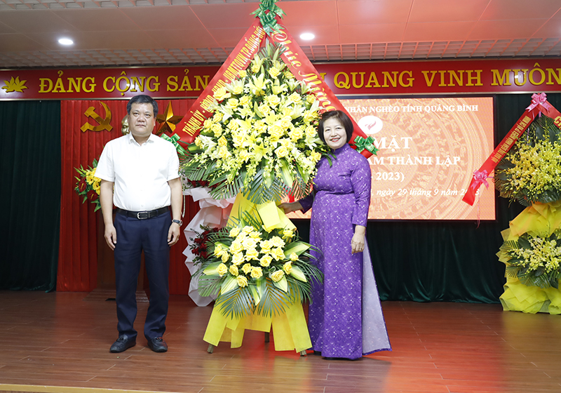 Bí thư Thành ủy Đồng Hới Trần Phong chúc mừng Hội Bảo trợ bệnh nhân nghèo tỉnh.
