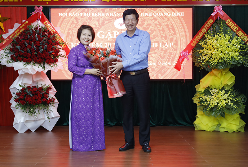 Thay mặt UBND tỉnh, đồng chí Phó Chủ tịch UBND tỉnh Hồ An Phong tặng hoa chúc mừng Hội BTBNN tỉnh.