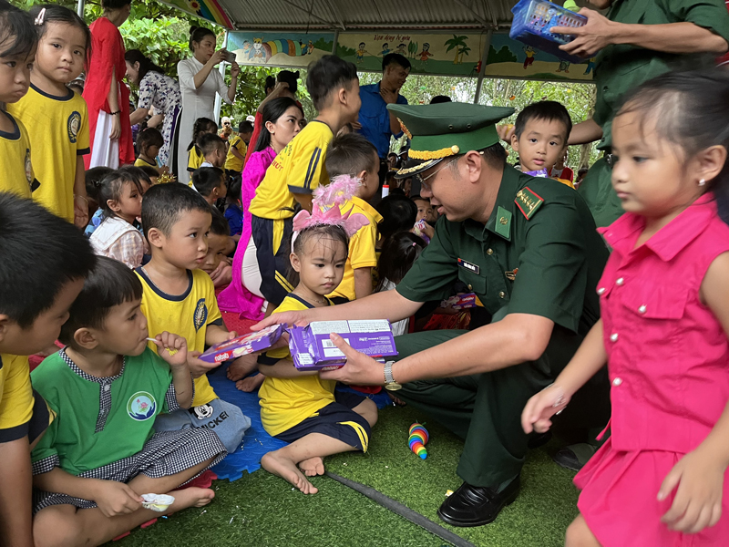 BĐBP tỉnh cũng đã phối hợp, tổ chức trao tặng nhiều phần quà đến với các em đồng bào dân tộc biên giới.