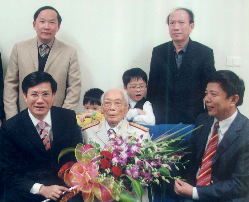 Các đồng chí lãnh đạo tỉnh trong một lần thăm Đại tướng tại nhà riêng ở Hà Nội.