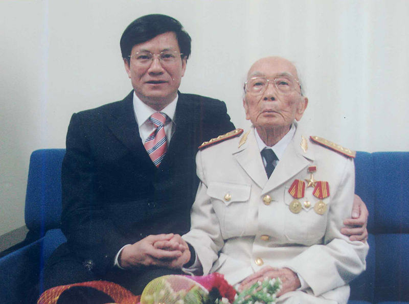 Đồng chí Lương Ngọc Bính thăm Đại tướng.
