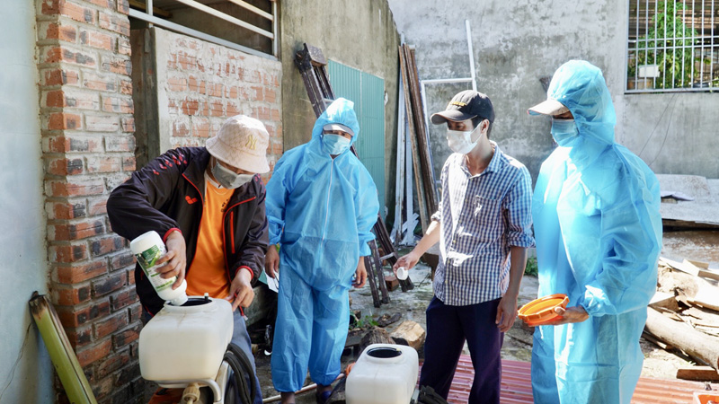 Cán bộ Trung tâm Kiểm soát bệnh tật tỉnh trực tiếp hướng dẫn cho Trung tâm Y tế Đồng Hới pha hóa chất phun diệt muỗi trưởng thành.