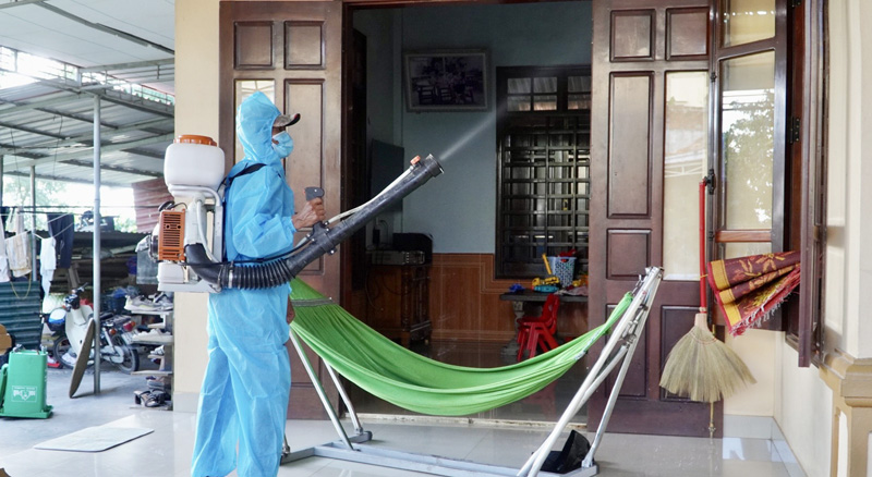 Các hộ dân TDP Diêm Thượng được bảo vệ bằng hóa chất diệt muỗi phòng chống SXH.