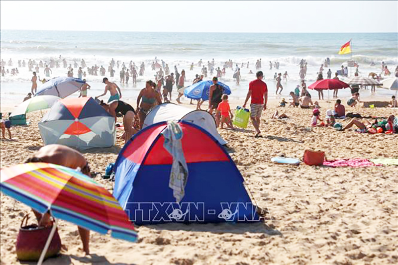  Cảnh đông đúc trên bãi biển ở Lacanau, Pháp, ngày 21/8/2023. Ảnh: AFP/TTXVN