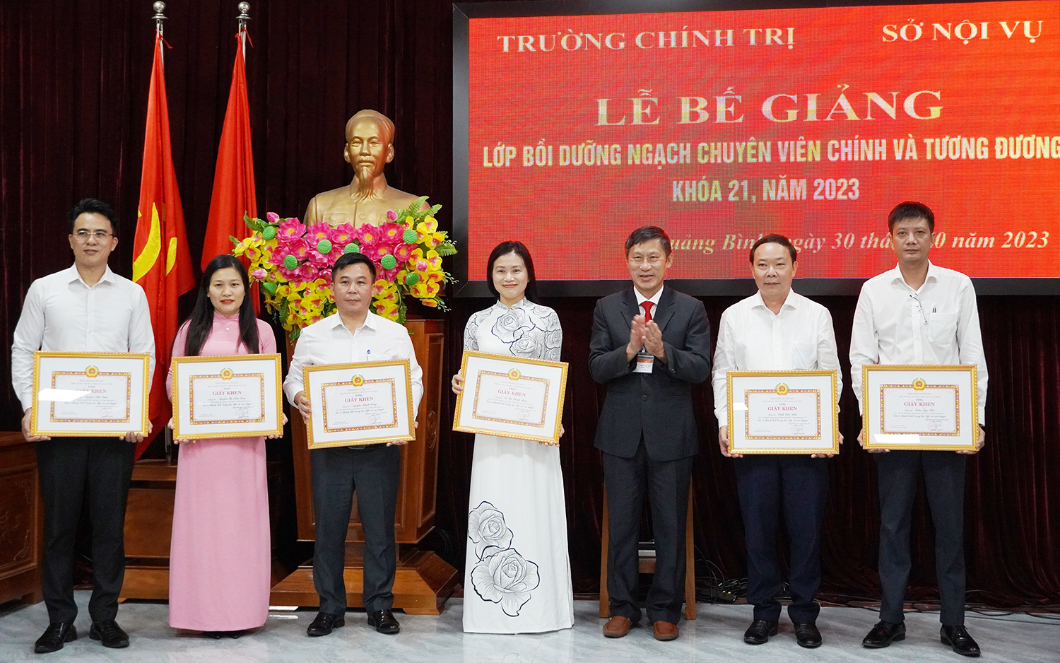 Bế giảng lớp bồi dưỡng ngạch chuyên viên chính và tương đương khóa 21