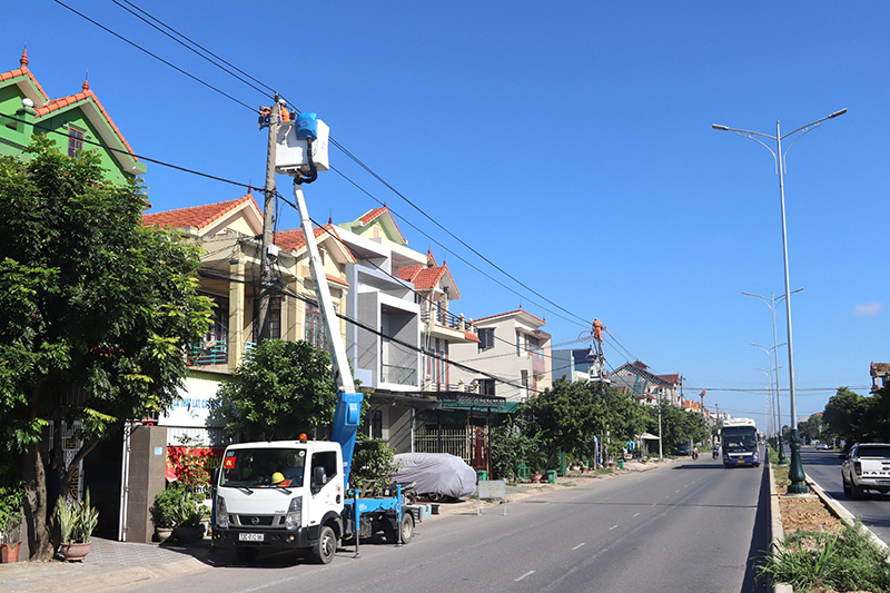 Công nhân Điện lực Đồng Hới thi công các công trình trên địa bàn.