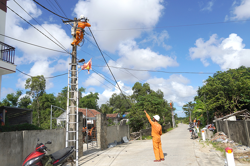  Điện lực Quảng Ninh thay dây và các thiết bị xuống cấp tại một công trình sửa chữa lớn trên địa bàn.