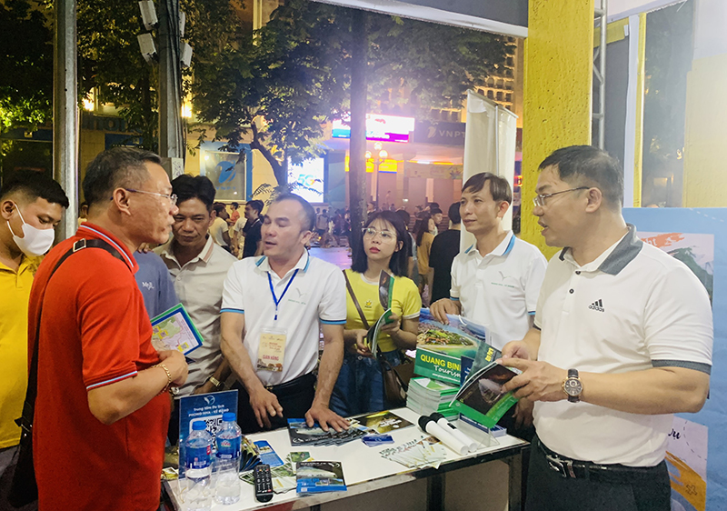 Giới thiệu các sản phẩm du lịch Quảng Bình tại Festival Thu Hà Nội năm 2023.