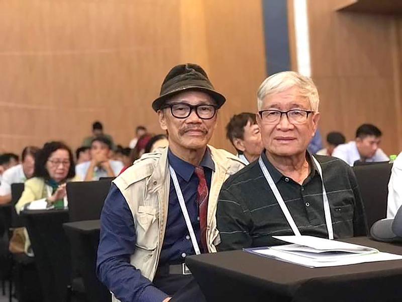 Nhà thơ Hoàng Vũ Thuật và nhà văn Nguyễn Thế Tường tham dự hội nghị.