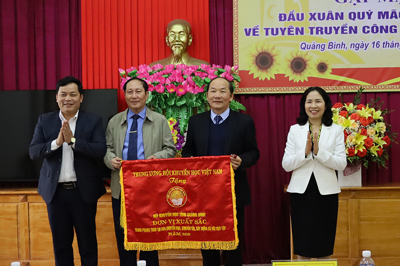 Đại diện lãnh đạo Ban Tuyên giáo Tỉnh ủy trao cờ thi đua của Trung ương Hội Khuyến học Việt Nam cho Hội Khuyến học tỉnh.