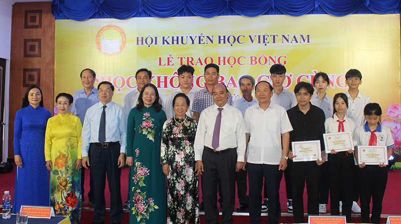 Hội Khuyến học Việt Nam tổ chức lễ trao học bổng “Học không bao giờ cùng” lần thứ 3.