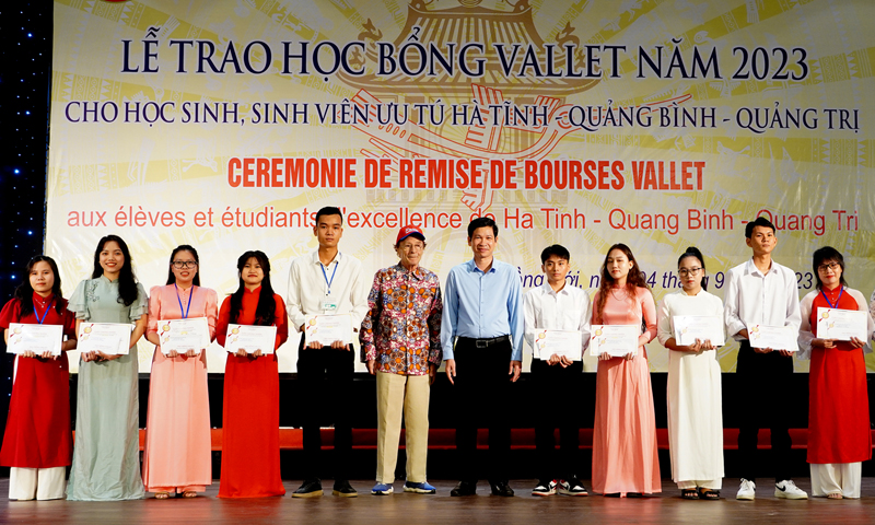 Giáo sư Odon Vallet và đồng chí Phó Chủ tịch UBND tỉnh Hồ An Phong trao học bổng cho sinh viên Trường đại học Quảng Bình.