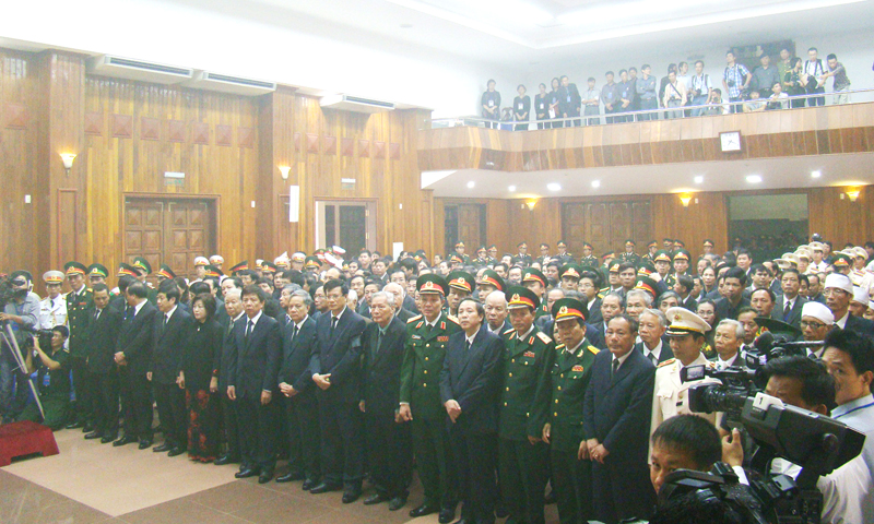 Cán bộ, nhân dân đến viếng Đại tướng Võ Nguyên Giáp tại hội trường UBND tỉnh.