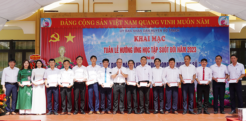 Đại diện lãnh đạo Ngân hàng Agribank chi nhánh Bắc Quảng Bình trao học bổng cho đại diện các trường có học sinh được nhận học bổng.