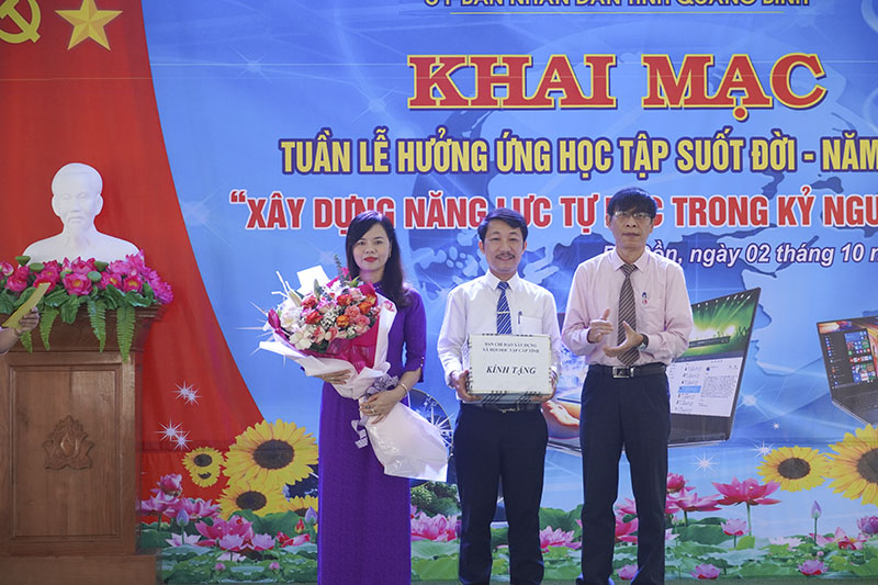 Ban chỉ đạo xây dựng Xã hội học tập tỉnh tặng quà cho Trung tâm học tập cộng đồng phường Quảng Long.