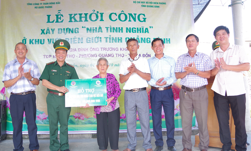 Đại tá Trịnh Thành Bình – Chỉ huy trưởng BĐBP tỉnh trao biển tượng trưng hỗ trợ kinh phí xây dựng Nhà tình nghĩa tại TDP Nhân Thọ, phường Quảng Thọ, TX Ba Đồn 