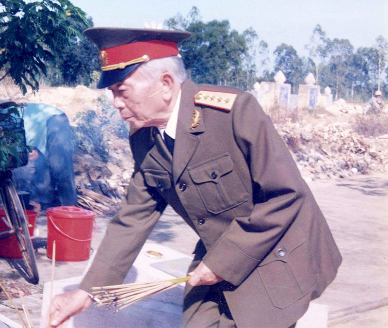 : Năm 1999, trong lần về thăm Quảng Bình, Đại tướng đến thắp hương tưởng niệm các Anh hùng liệt sĩ tại Nghĩa trang liệt sĩ Ba Dốc (ảnh: Trọng Thái)