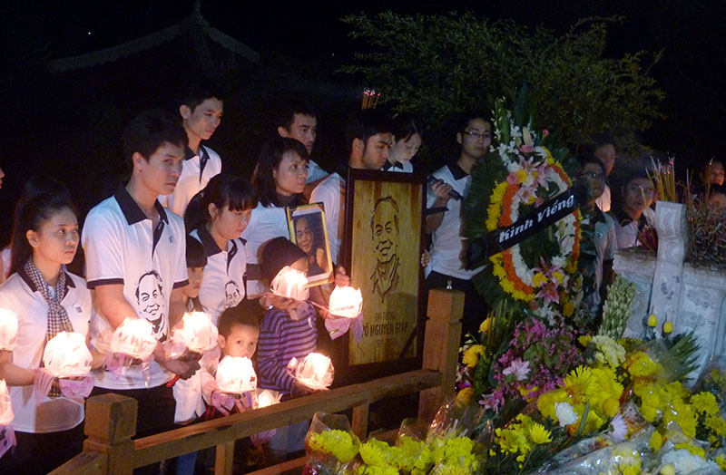 Tuổi trẻ Quảng Bình viếng mộ Đại tướng tại Vũng Chùa