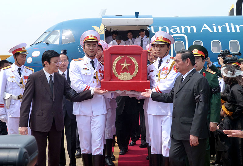 Chủ tịch nước Trương Tấn Sang, Thường trực Ban Bí thư Lê Hồng Anh là những người đầu tiên đón Đại tướng từ trên máy bay ATR72 xuống