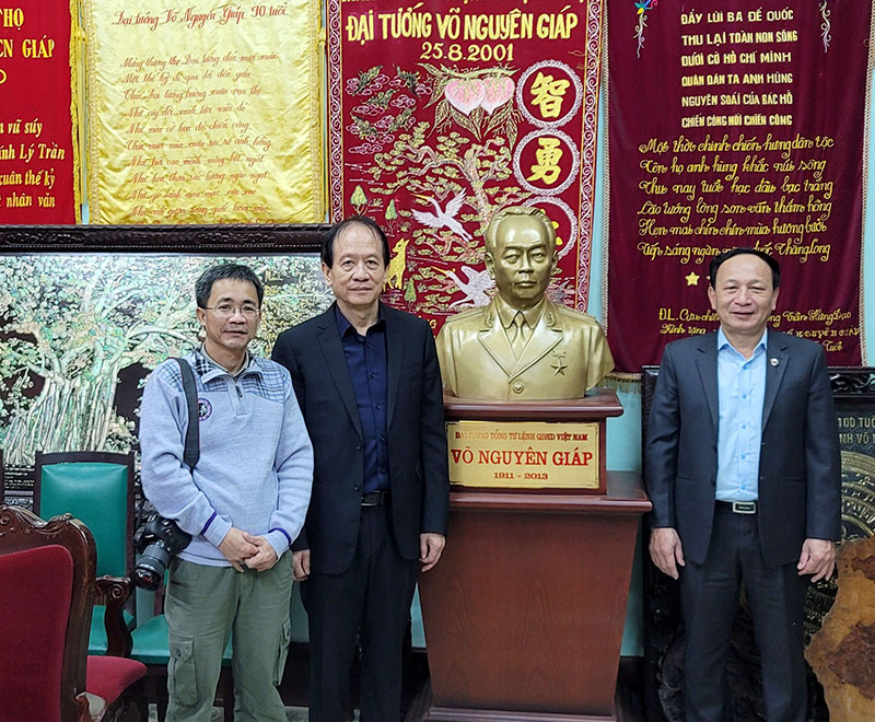 Tác giả cùng đồng chí Trần Hải Châu, Phó Bí thư Thường tỉnh ủy, Chủ tịch HĐND tỉnh thăm số nhà 30 Hoàng Diệu, xuân 2023.