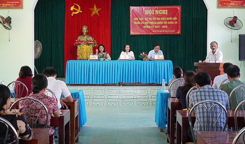 Đoàn ĐBQH tỉnh tiếp xúc với cử tri huyện Quảng Trạch tại xã Quảng Tiến. 