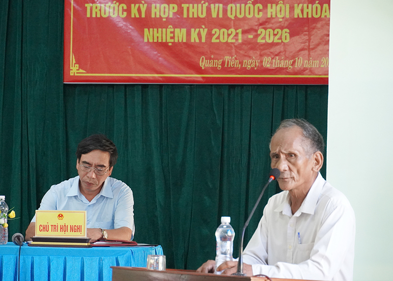Cử tri huyện Quảng Trạch phát biểu tại buổi tiếp xúc.