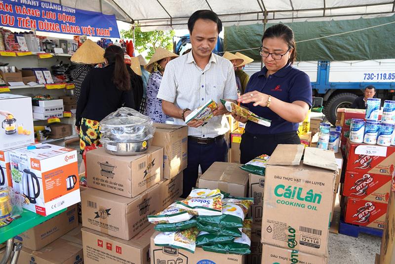 Co.opmart Quảng Bình đưa hàng Việt về nông thôn tại xã Võ Ninh (Quảng Ninh).