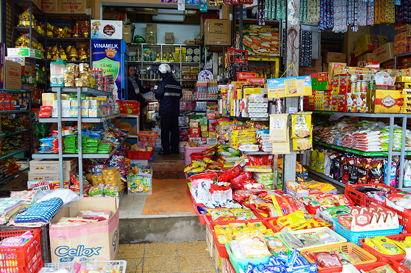 Các sản phẩm hàng hóa mang thương hiệu Việt được bày bán bắt mắt, thông tin sản phẩm đầy đủ, phong phú tại các chợ nông thôn.