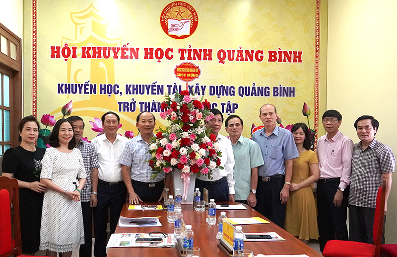 Đồng chí Phó Chủ tịch Thường trực HĐND tỉnh Nguyễn Công Huấn tặng hoa chúc mừng Hội Khuyến học tỉnh.