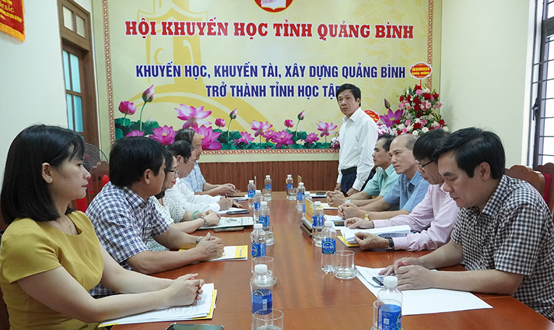 Đồng chí Phó Chủ tịch Thường trực HĐND tỉnh Nguyễn Công Huấn phát biểu chúc mừng những người làm công tác khuyến học trên địa bàn tỉnh.