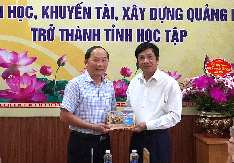Đồng chí Chủ tịch Hội Khuyến học tỉnh trao biểu trưng khuyến học tặng đồng chí Phó Chủ tịch Thường trực HĐND tỉnh Nguyễn Công Huấn.