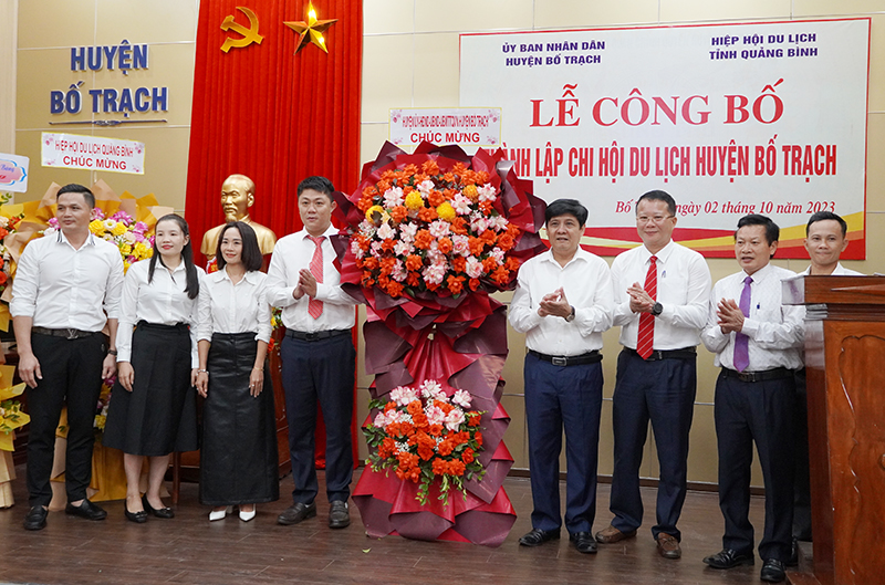 Đại diện lãnh đạo huyện Bố Trạch tặng hoa chúc mừng Chi hội Du lịch huyện Bố Trạch.