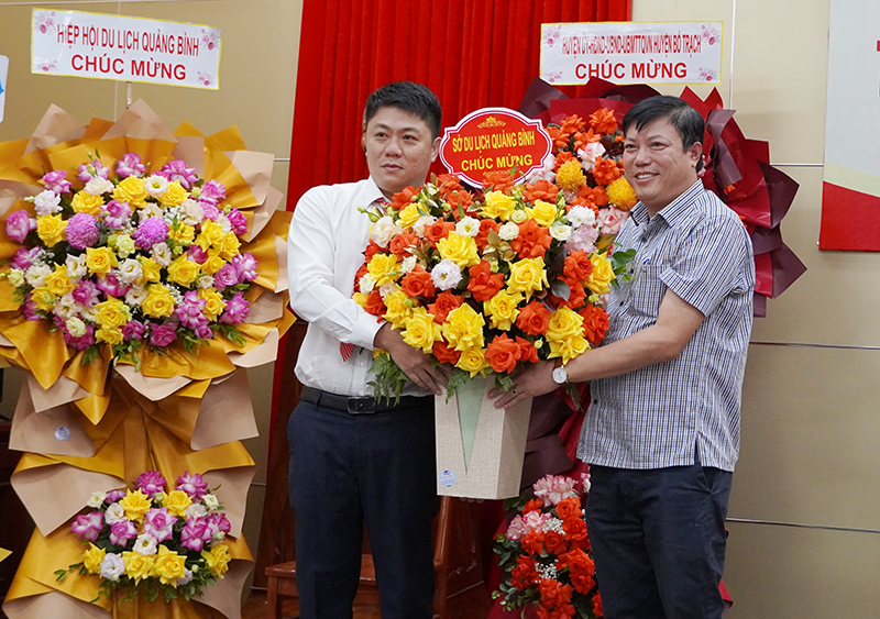 Đại diện lãnh đạo Sở Du lịch tặng hoa chúc mừng Chi hội Du lịch huyện Bố Trạch.