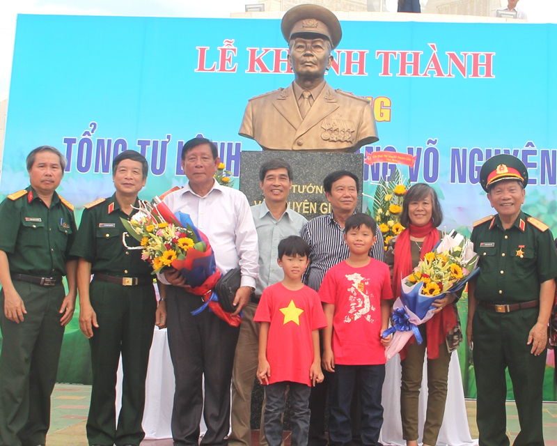 Tác giả (đứng ngoài cùng bìa trái) cùng các tướng lĩnh quân đội và gia đình chị Võ Hạnh Phúc, con gái của Đại tướng Võ Nguyên Giáp, bên tượng Đại tướng trong lễ khánh thành.
