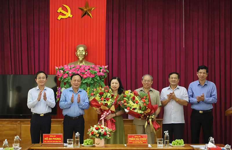 đồng chí Phó Bí thư Thường trực Tỉnh ủy Trần Hải Châu và các đồng chí lãnh đạo tỉnh tặng hoa chúc mừng BĐD Hội NCT tỉnh.
