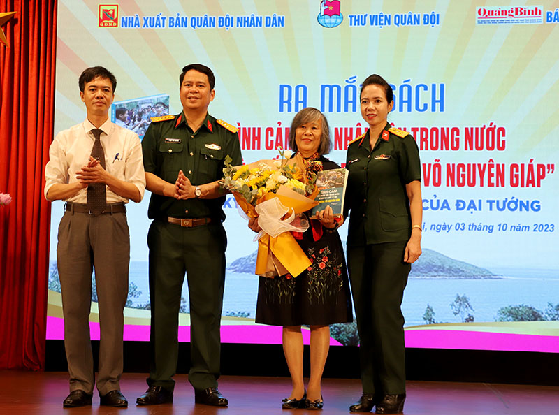 Lãnh đạo NXB Quân đội nhân dân, Báo Quảng Bình, Thư viện Quân đội tặng sách cho bà Võ Hạnh Phúc, con gái Đại tướng Võ Nguyên Giáp