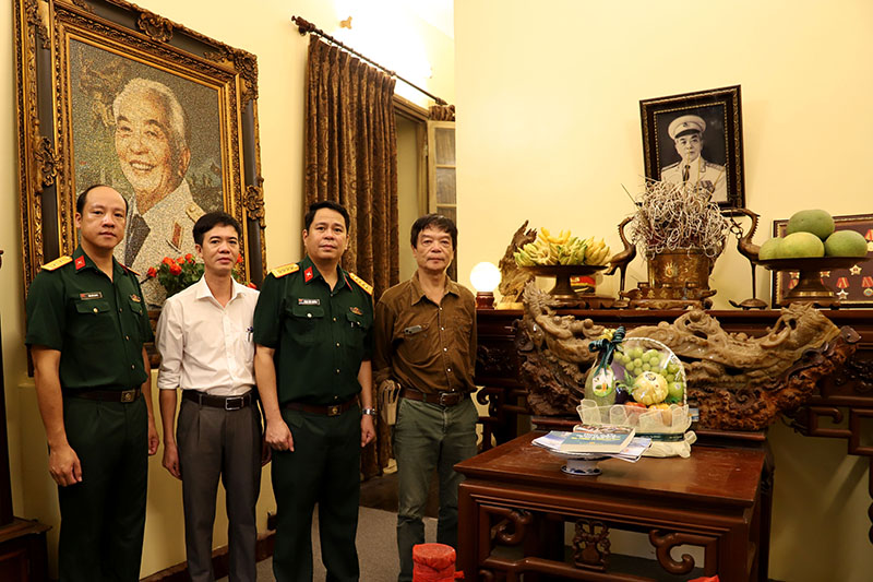 Đại diện lãnh đạo NXB Quân đội nhân dân, Báo Quảng Bình, Thư viện Quân đội đã đến dâng hương Đại tướng tại 30 Hoàng Diệu