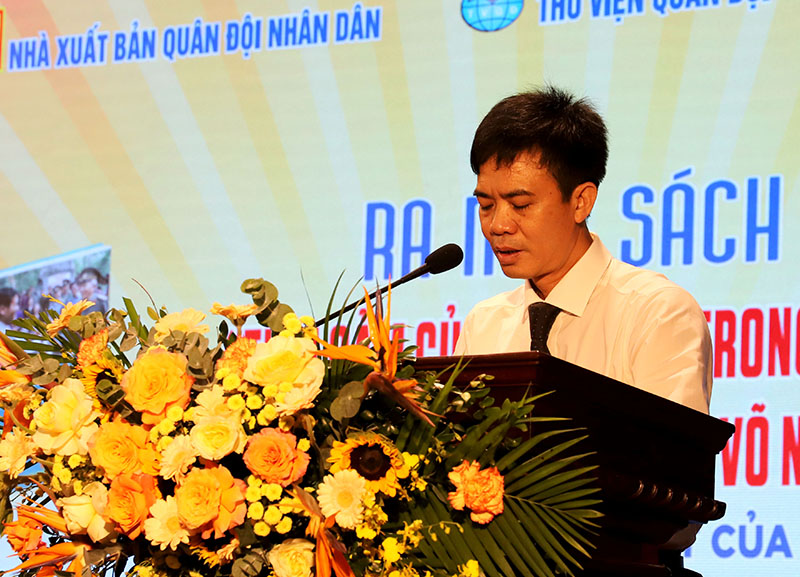 Ông Cao Trường Sơn, Phó Tổng Biên tập Báo Quảng Bình phát biểu tại lễ ra mắt cuốn sách “Tình cảm của nhân dân trong nước và bạn bè quốc tế với Đại tướng Võ Nguyên Giáp”