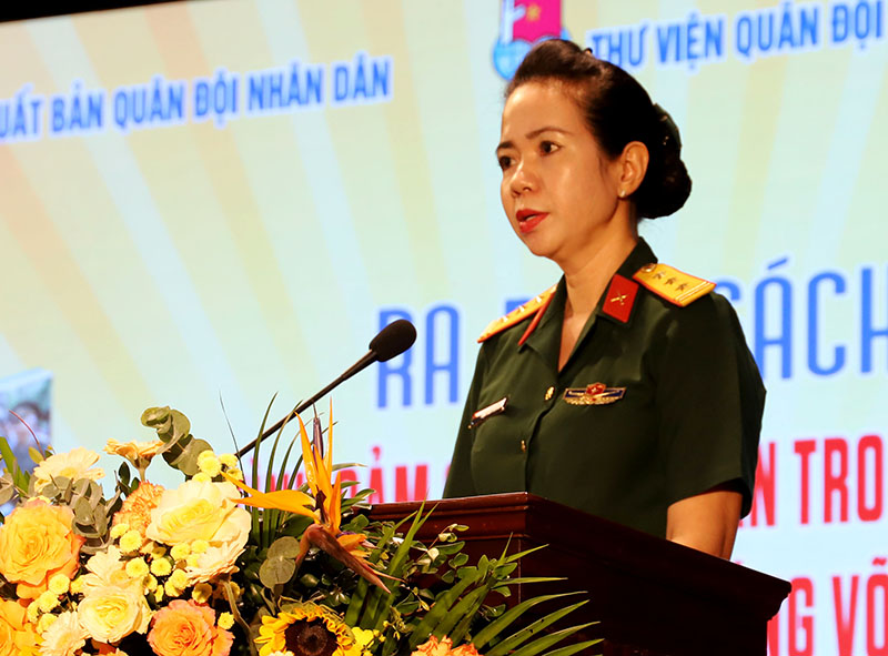 Thượng tá Mạc Thùy Dương, Giám đốc Thư viện Quân đội phát biểu tại buổi lễ
