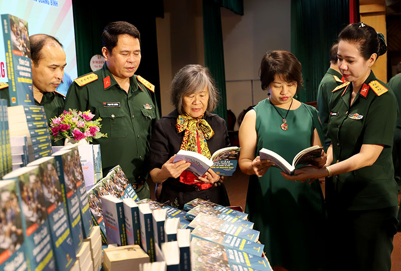 Gia đình Đại tướng tại lễ ra mắt cuốn sách “Tình cảm của nhân dân trong nước và bạn bè quốc tế với Đại tướng Võ Nguyên Giáp”