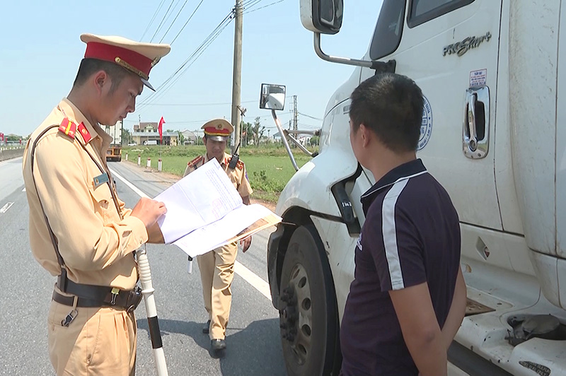 Kiểm tra các điều kiện lưu thông của lái xe và phương tiện ô tô vận tải hàng hóa bằng container.