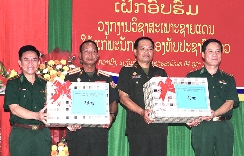 Đại diện lãnh đạo Bộ Chỉ huy BĐBP tỉnh tặng quà cán bộ, chiến sĩ Bộ Chỉ huy Quân sự tỉnh Khăm Muồn và tỉnh Sạ-vẳn-na-khệt.